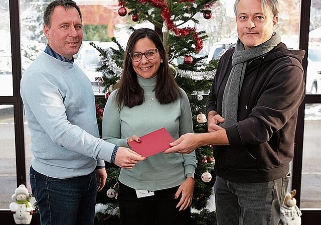 Niki Greco, rechts, überreicht den Check der «Pinnwand Säuliamt»-Weihnachtsspendenaktion an die beiden Reha-Schweiz-Mitarbeitenden Izabel Aires und Luk deCron.