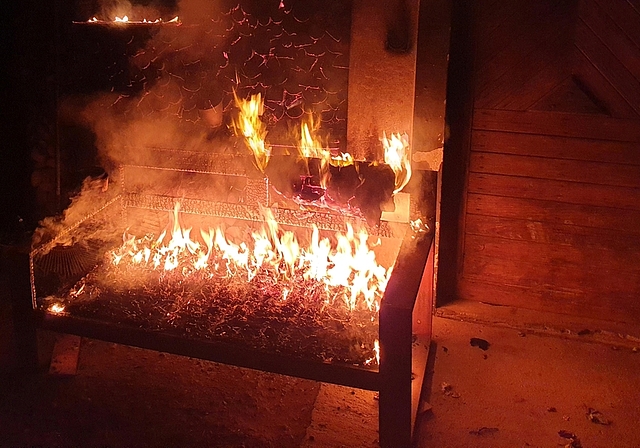 Am Montagabend, 2. Dezember, brannte in Merenschwand, Kirchplatz, eine Sitzbank. (Bild Kapo AG)
