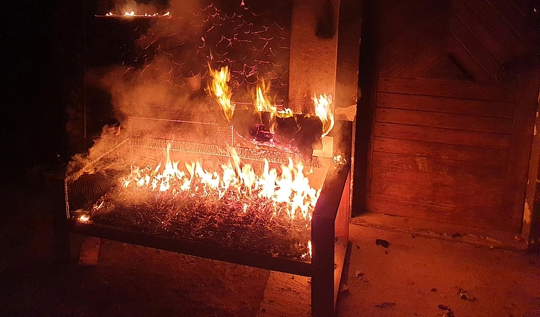 Am Montagabend, 2. Dezember, brannte in Merenschwand, Kirchplatz, eine Sitzbank. (Bild Kapo AG)