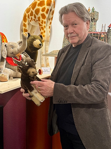 Ewald Schuler inmitten «seiner» Steiff-Tiere. (Bilder Brigitte Reemts Flum) Ewald Schuler inmitten «seiner» Steiff-Tiere. (Bilder Brigitte Reemts Flum)