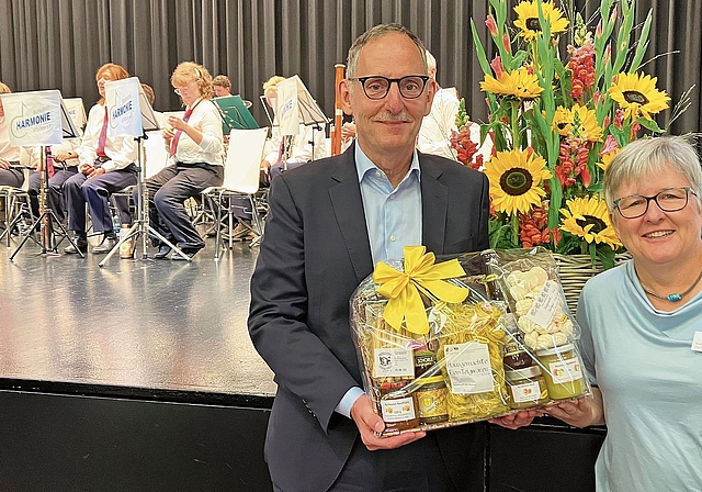 Regierungsrat Mario Fehr erhielt von der Stadtpräsidentin Eveline Fenner einen Ämtlerchorb.