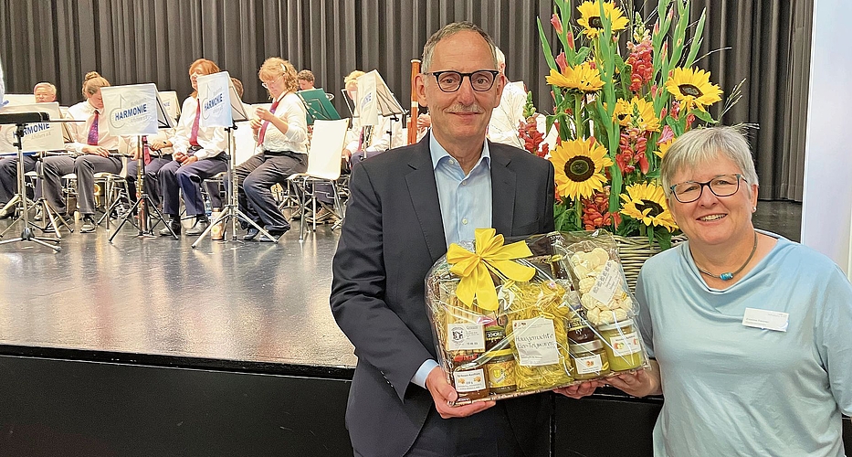 Regierungsrat Mario Fehr erhielt von der Stadtpräsidentin Eveline Fenner einen Ämtlerchorb.
