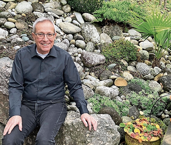 Vilmar Krähenbühl geniesst das schöne Plätzchen im Hang neben der Terrasse. (Bild Marianne Voss)