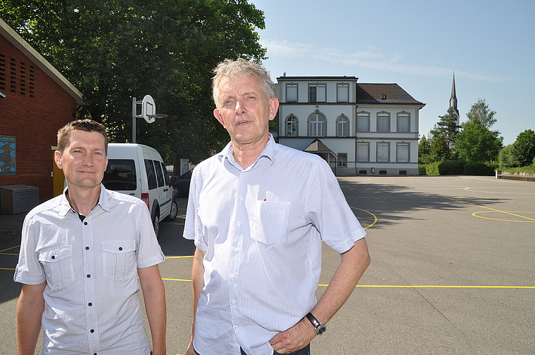 Auf dem leeren Pausenplatz: Schulleiter Hans-Ruedi Holzer (links) und Schulpräsident Werni Kurt mussten schnell handeln. (Bild Werner Schneiter)