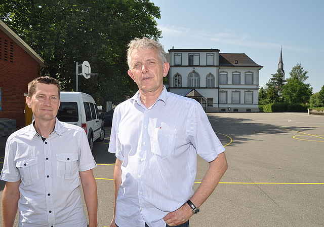 Auf dem leeren Pausenplatz: Schulleiter Hans-Ruedi Holzer (links) und Schulpräsident Werni Kurt mussten schnell handeln. (Bild Werner Schneiter)