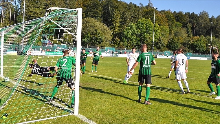 Der Jüngste als Matchwinner: Kessler hechtet vergebens nach dem «Hüftschuss» des 18-jährigen Grujicic (Mitte). <em>(Bild Kaspar Köchli)</em>