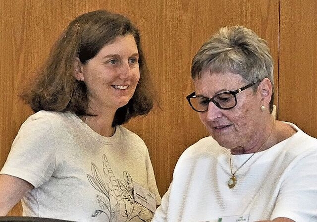 Brigitte Sandhofer (rechts), Leiterin der Ortsvertretung Affoltern der Pro Senectute des Kantons Zürich, gratulierte den Jubilarinnen und Jubilaren, und Adrienne Beck, Gemeinwesenberaterin Pro Senectute Kanton Zürich, Dienstleistungs­zentrum Limma