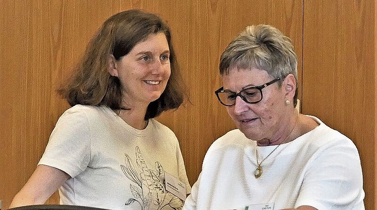 Brigitte Sandhofer (rechts), Leiterin der Ortsvertretung Affoltern der Pro Senectute des Kantons Zürich, gratulierte den Jubilarinnen und Jubilaren, und Adrienne Beck, Gemeinwesenberaterin Pro Senectute Kanton Zürich, Dienstleistungszentrum Limma