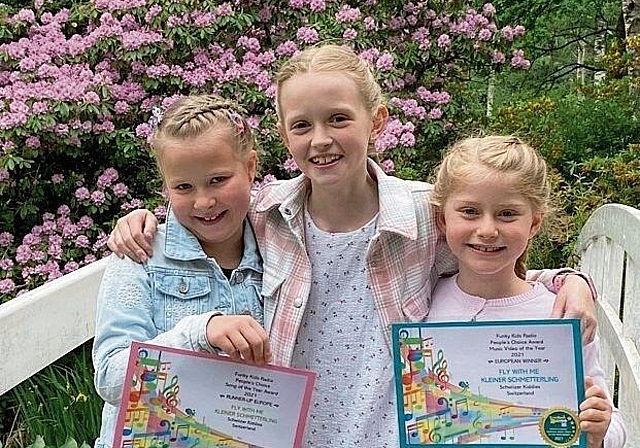 Stolz präsentieren Vivienne, Neele und Anika (v.l.) die zwei Awards, die sie für den Song und das Video zu «Fly with me, kleiner Schmetterling» gewonnen haben. (Bild zvg)