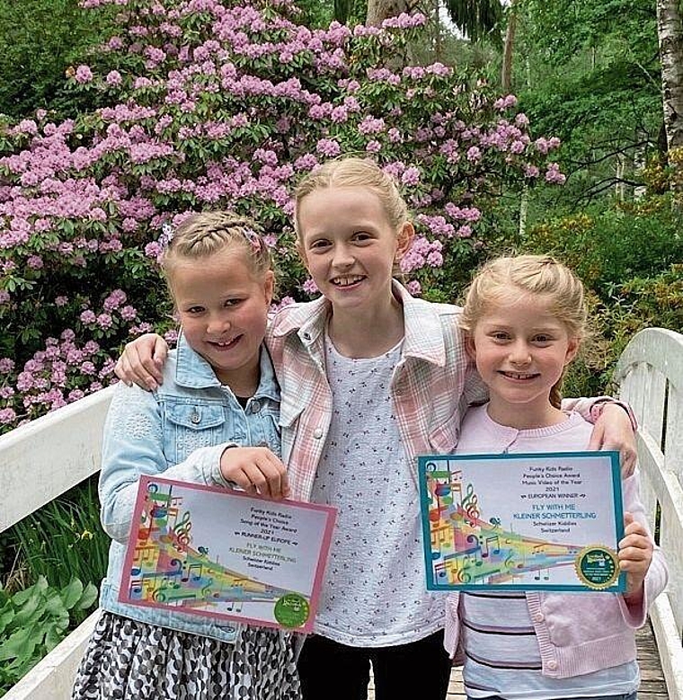Stolz präsentieren Vivienne, Neele und Anika (v.l.) die zwei Awards, die sie für den Song und das Video zu «Fly with me, kleiner Schmetterling» gewonnen haben. (Bild zvg)
