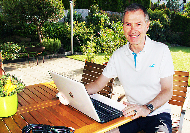 Der Obfelder Peter Weiss ermöglichte mit dem «Aufmöbeln» ausrangierter Laptops während des Lockdowns Schülern aus kinderreichen Familien den Unterricht zu Hause. (Bild Urs E. Kneubühl)