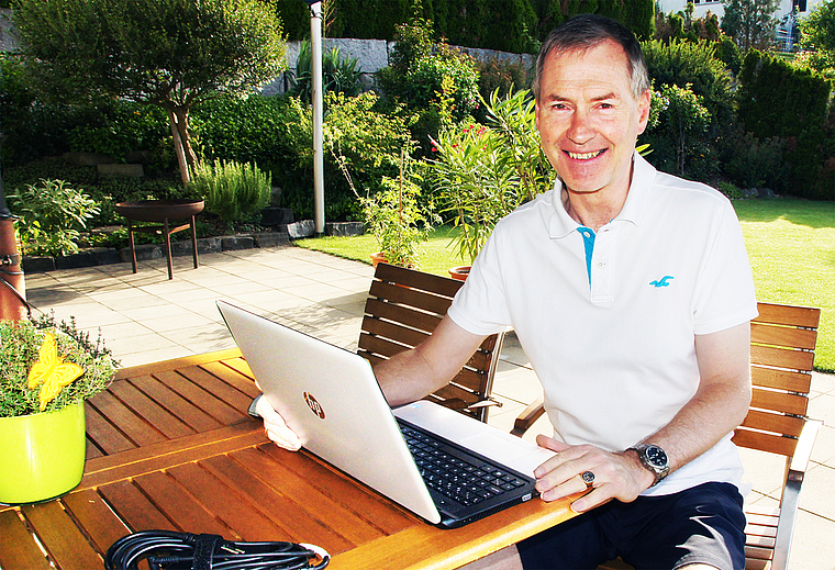 Der Obfelder Peter Weiss ermöglichte mit dem «Aufmöbeln» ausrangierter Laptops während des Lockdowns Schülern aus kinderreichen Familien den Unterricht zu Hause. (Bild Urs E. Kneubühl)
