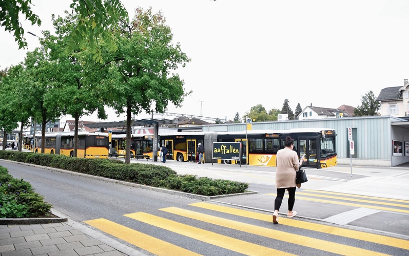 Optimierte Fahrpläne, mehr Busse: Der vor 25 Jahren neu gestaltete Busbahnhof in Affoltern hat sich bewährt. (Bild -ter.)