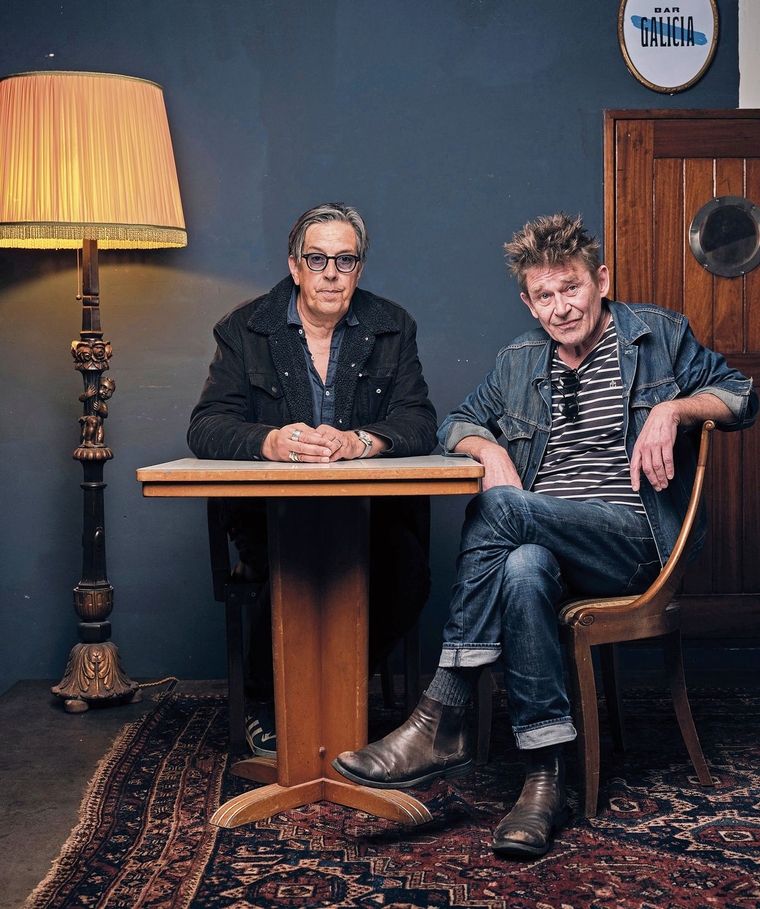 Schriftsteller Pedro Lenz (links) mit Pianist und Komponist Simon Ho, der seinen langjährigen Freund auf der «Zärtlechi Zunge»-Tournee begleitet. (Bild zvg)