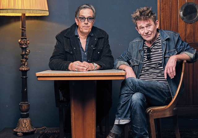 Schriftsteller Pedro Lenz (links) mit Pianist und Komponist Simon Ho, der seinen langjährigen Freund auf der «Zärtlechi Zunge»-Tournee begleitet. (Bild zvg)