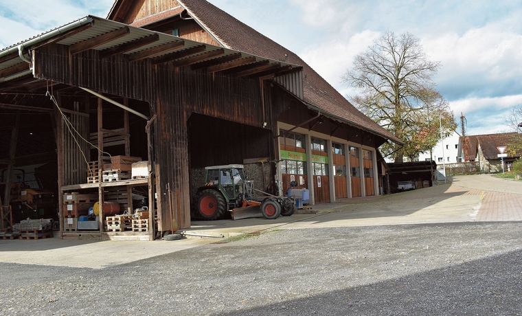 Die Rifferswiler Stimmberechtigten entscheiden am 30. November an der Urne über den Kauf dieser Liegenschaft an der Dorfstrasse 4. Der Preis: 4,3 Millionen Franken. (Bild Marianne Voss)
