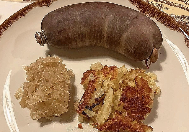 Zur traditionellen Metzgete gehören Blut- und Leberwürste, serviert mit deftigen Beilagen wie Sauerkraut und knuspriger Rösti. (Bild Angela Bernetta)