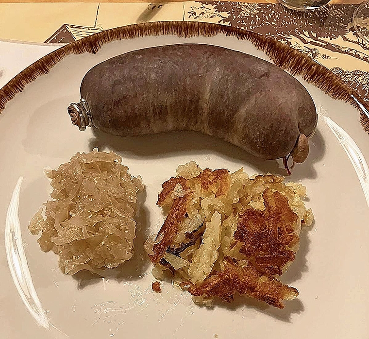 Zur traditionellen Metzgete gehören Blut- und Leberwürste, serviert mit deftigen Beilagen wie Sauerkraut und knuspriger Rösti. (Bild Angela Bernetta)