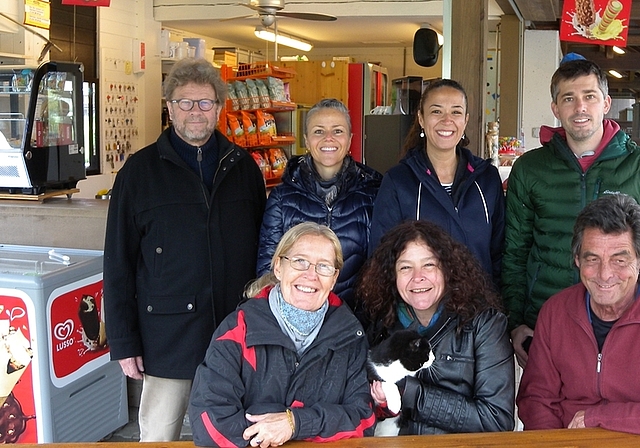 Gute Stimmung bei der Saisoneröffnung der Badi. Vorne von links das Badi-Team mit Ines Haubensack, Susi Florida mit Katze Badi und Werni Leibinger umrahmt von Mitgliedern des Maschwander Gemeinderats. <em>(Bilder Marianne Voss)</em>