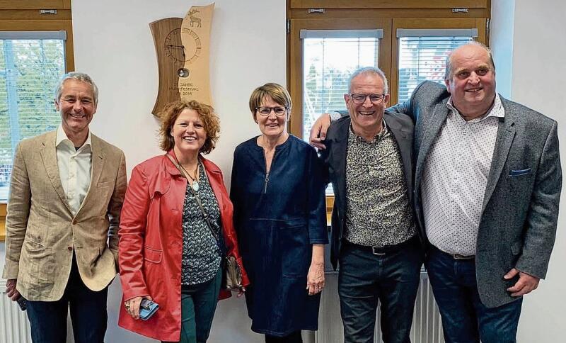 Von links: Ruedi Taverna, Andrea Sidler, Maya Langhi und Toni Schönbächler vom Gemeinderat Hausen, mit Petr Fiala, Stadtpräsident Letohrad. (Bilder zvg.)