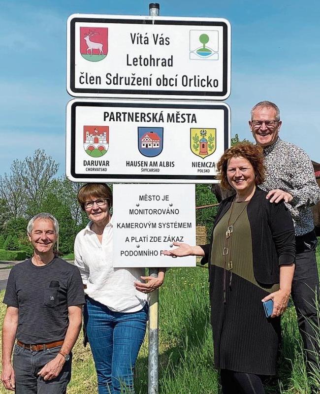 Auf der Ortstafel Letohrad sind die Partnergemeinden vermerkt. Von links: Ruedi Taverna, Maya Langhi, Andrea Sidler, Toni Schönbächler, Gemeinderat Hausen.