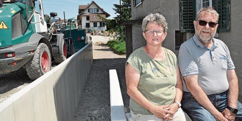 Können bald wieder durch die Haustüre in ihre Liegenschaft: 
         
         
            Edith und Alfred Bodmer. (Bilder Werner Schneiter.)