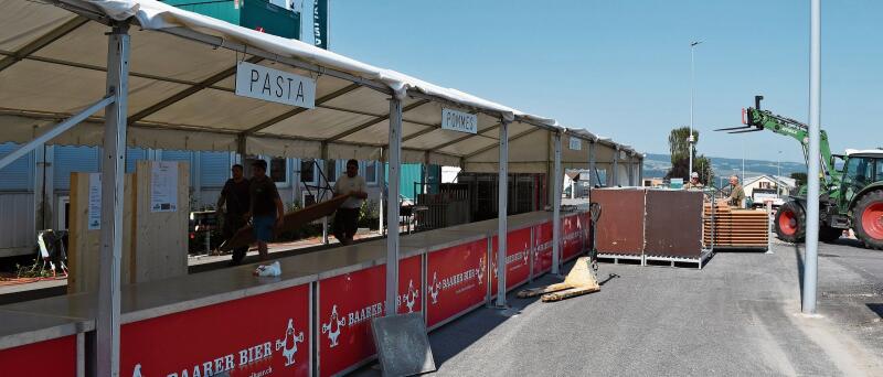 Die Vorbereitungen auf dem Festgelände waren am Donnerstagmorgen bereits fortgeschritten. Ab heute 16 Uhr geht es los. (Bild Dominik Stierli)