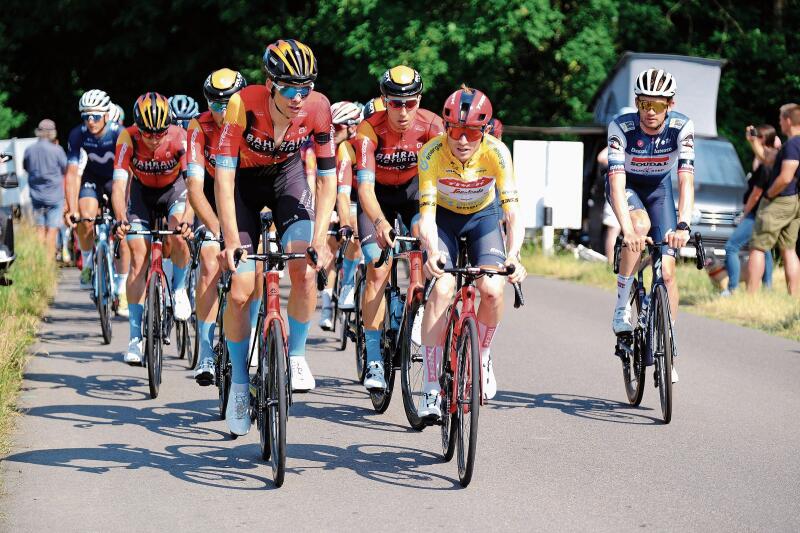 Mit Gino Mäders Teamkollegen und Tour-de-Suisse-Leader Mattias Skjelmose an der Spitze fuhr das Peloton bei der Gedenkfahrt über den Islisberg. (Bild Martin Platter)