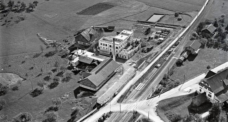 Eine Luftaufnahme von 1924, auf der die chemische Fabrik zu sehen ist. Erstaunlich, wie sich der Ort 
in den letzten 100 Jahren verändert hat und sich auch weiter verändern wird. (Bildarchiv ETHZ)