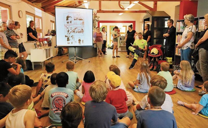 ... durften sie in der Bibliothek interessanten Erklärungen und einer Globi-Geschichte lauschen. (Bilder zvg.)