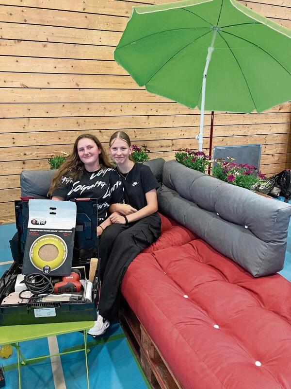 Fabienne Bühler (links) mit Freundin auf ihrem Gartensofa.