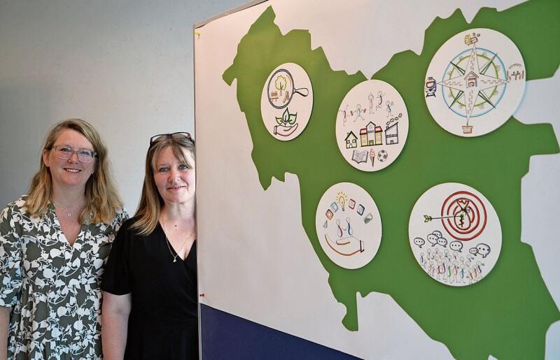 Die Strategie visualisiert - einmal mit den Themenfeldern in den Konturen der Stadt Affoltern von den Stadträtinnen Eliane Studer Kilchenmann (links) und Claudia Spörri, einmal als «Chugelibahn», gestaltet von Markus Gasser.