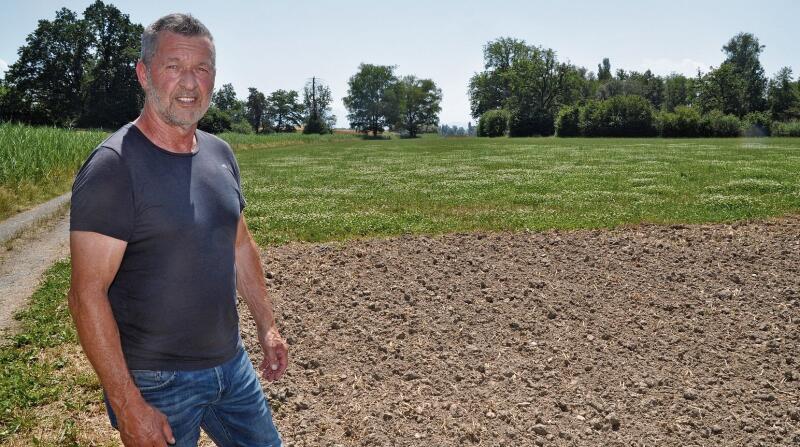 Gibt den Gemüseanbau an der Reuss zugunsten von ökologischen Ausgleichs- und Ersatzmassnahmen auf: Roland Moser in der Lunnernallmend. Das Land unmittelbar hinter dem Acker wird neu nur noch extensiv bewirtschaftet. (Bild Werner Schneiter)