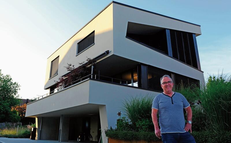 Solarunternehmer Markus Schnider vor seinem Haus, das sich so persönlich wie der eigene Fingerabdruck präsentiert. (Bild Martin Platter)