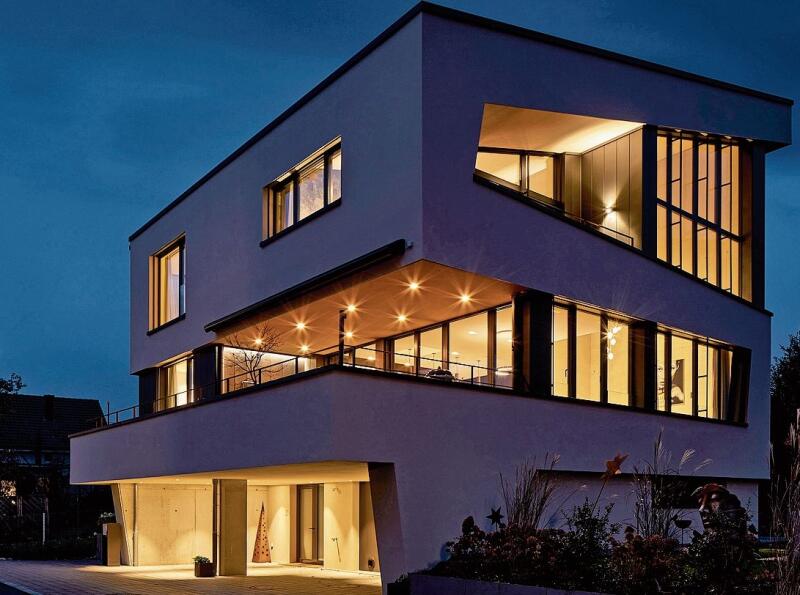 Ausgeklügeltes Lichtkonzept: Auch nachts ist das Haus ein Hingucker.