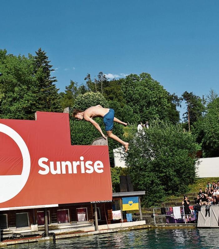Beim Tramp‘n‘dive Wettkampf wurden spektakuläre Sprünge vom Trampolin gezeigt. Beim Tramp‘n‘dive Wettkampf wurden spektakuläre Sprünge vom Trampolin gezeigt.