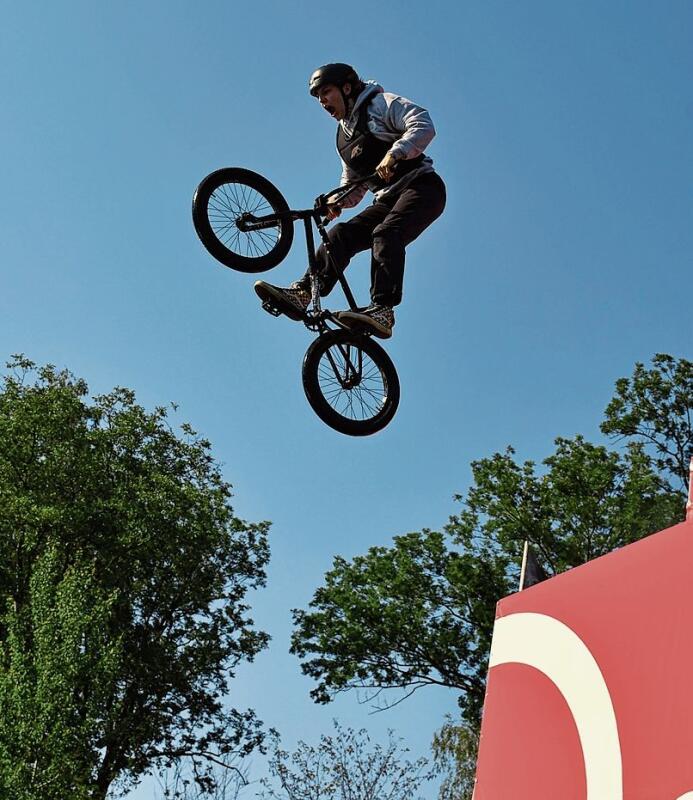 Auch mit dem BMX-Rad wurde die Sprungschanze
bezwungen und dabei auch Saltos vorgeführt. Auch mit dem BMX-Rad wurde die Sprungschanze
bezwungen und dabei auch Saltos vorgeführt.