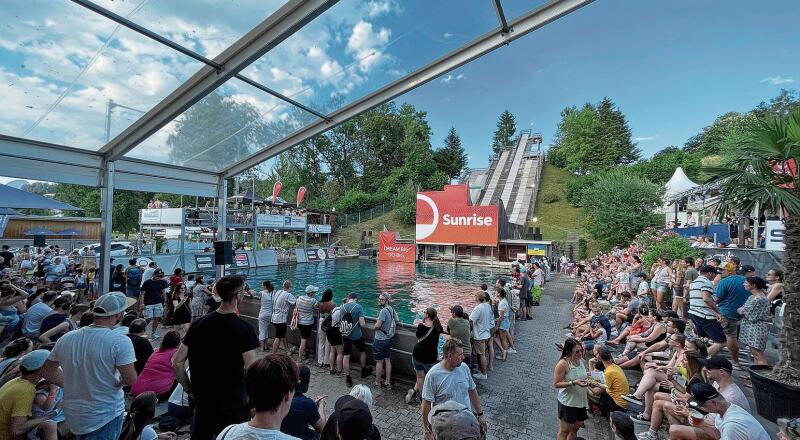 Fast 2000 Zuschauerinnen und Zuschauer verfolgten die Sprünge von den Wasserschanzen. (Bilder Dominik Stierli) Fast 2000 Zuschauerinnen und Zuschauer verfolgten die Sprünge von den Wasserschanzen. (Bilder Dominik Stierli)