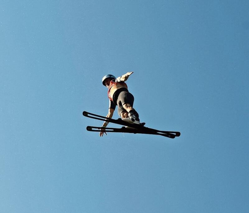 Ganz hohe Sprünge waren von den Weltcup-Athleten zu sehen. Hier der Weltmeister und Gesamtweltcup-Sieger 2023 Noé Roth aus Baar. Ganz hohe Sprünge waren von den Weltcup-Athleten zu sehen. Hier der Weltmeister und Gesamtweltcup-Sieger 2023 Noé Roth aus Baar.