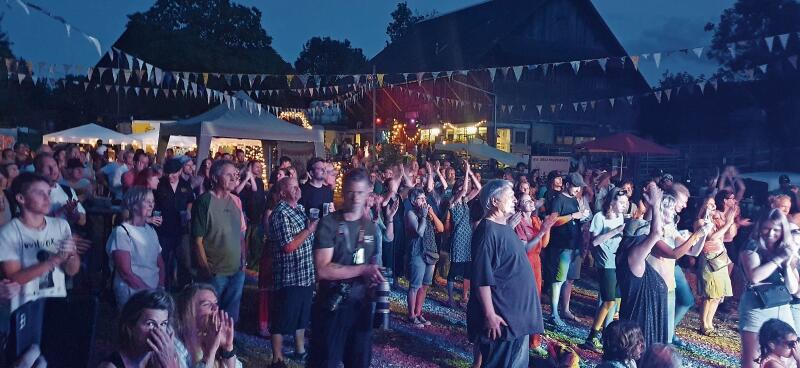 Sommer-Vibes und viele glückliche Menschen. Das heisse Sommerwetter zog hunderte von Fans an, welche die magische Stimmung auf dem Mittelalbis bei bester Musik genossen. (Bild Sibylle Tanner)