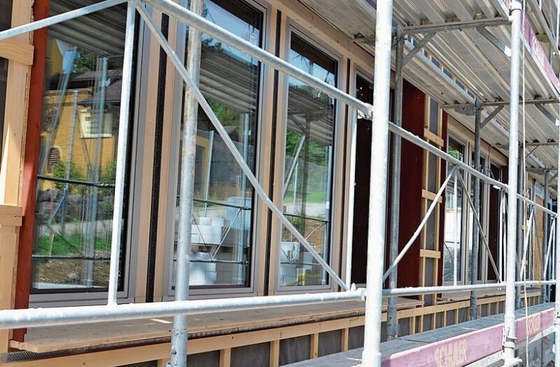 Die seitlichen Fensterbretter zeigen die Fassadenfarbe.