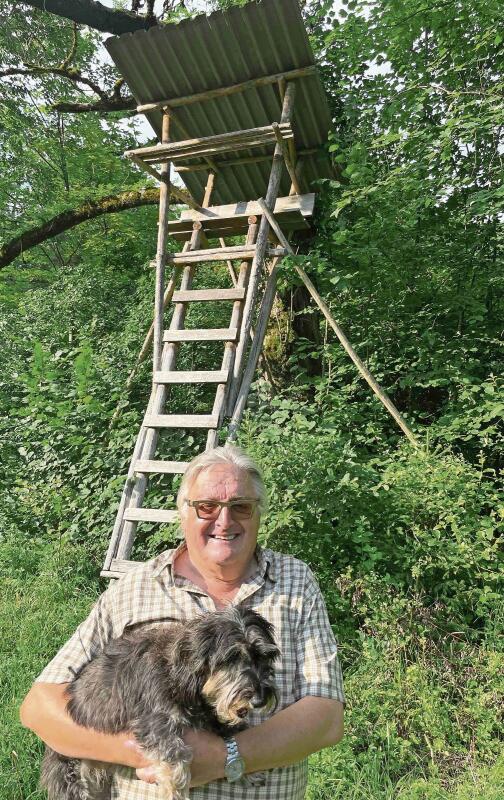 Paul Erni mit seiner treuen Begleiterin. Dahinter einer der seltenen Hochsitze. (Bild Sandra Claus)