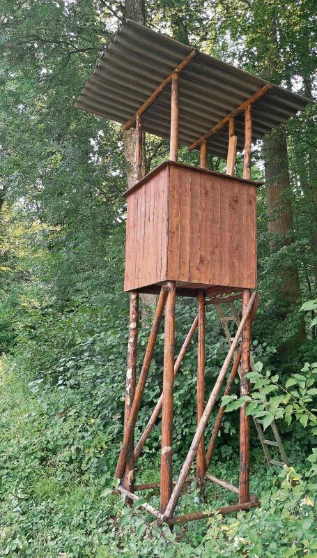 Fachmännisch zusammengezimmert steht die Kanzel am Waldrand.