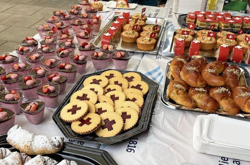 Patriotische Desserts in Obfelden. (Bild Dominik Stierli)