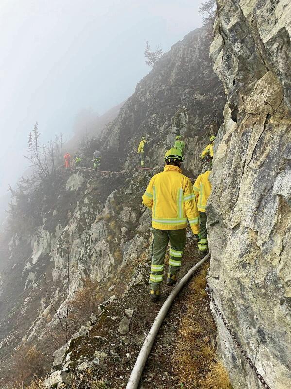 Das unwegsame Gelände hat die Löscharbeiten erschwert. (Bilder zvg / tst.)