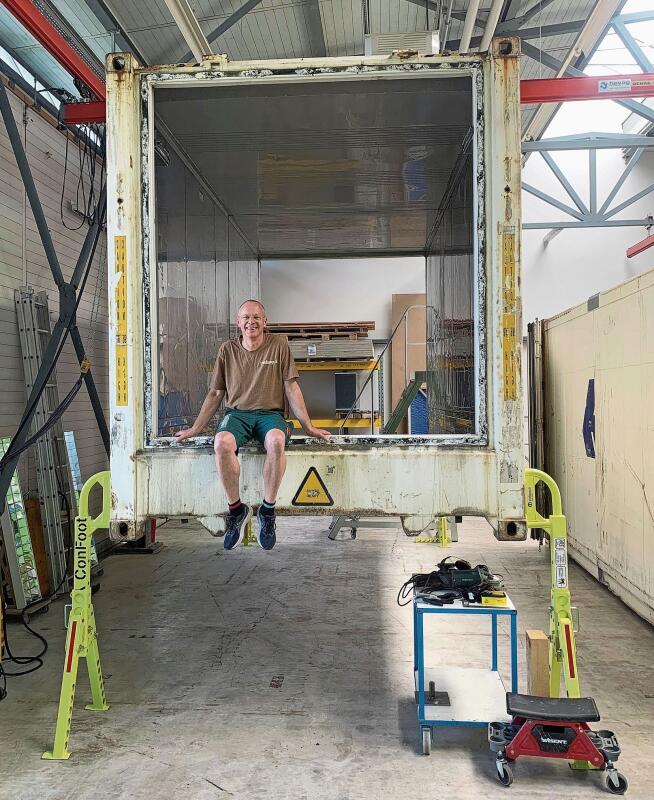 Mike Schütz, 52, in seiner Werkstatt in Ottenbach. Dieser Container wird Teil eines zweistöckigen Häuschens. (Bild Livia Häberling)