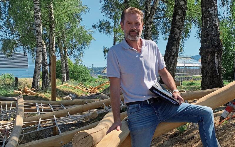 Noldi Weibel, Bereichsleiter Tiefbau und Infrastruktur, vor dem zukünftigen Kinderspielplatz aus Holz. (Bild zvg)
