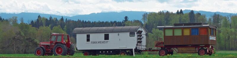 Bei einem Wohnraum von zwei auf fünf Meter sammelt sich kein Ballast an. Am Leben im Wagen will Conni Stüssi auch in der Nach-Fahrwerk-Zeit festhalten.