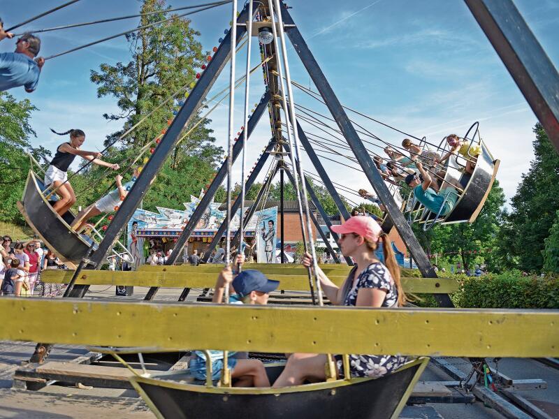 Auf der Riesenschaukel war es möglich, bis fast in die Waagrechte hochzuschaukeln.