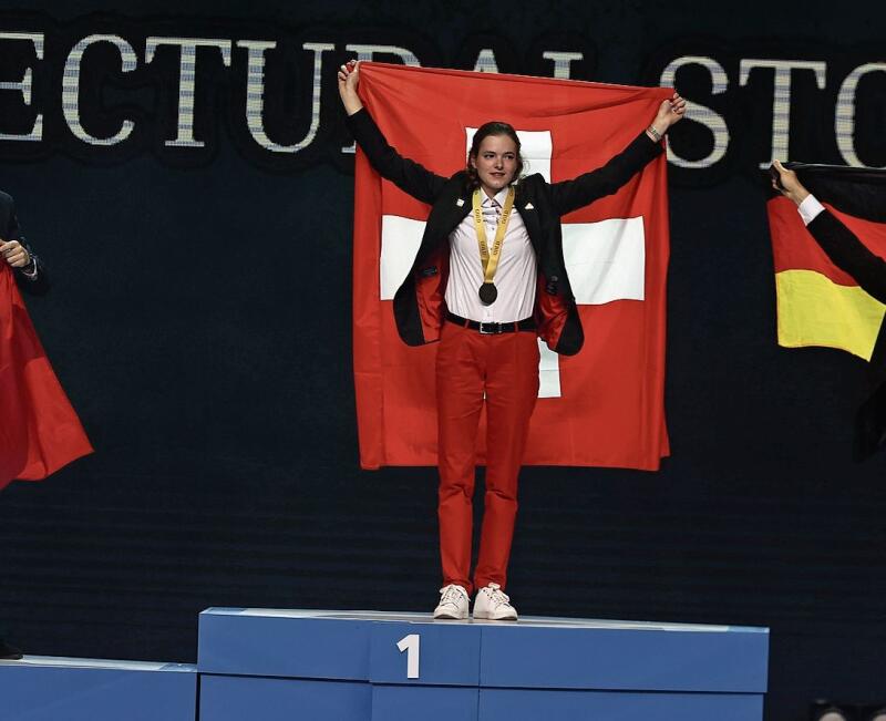 Die 23-jährige Marlena Senne am vergangenen Samstag an der Siegerehrung der EuroSkills 23 in Polen ganz oben auf dem Podest. (Bild Jakub Gruca/WorldSkills Europe)